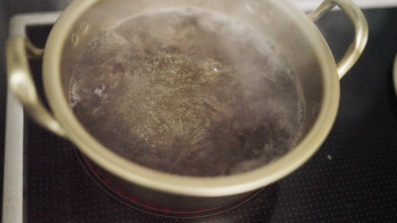 鱼饼年糕锅,中火煮1,2分钟,用漏勺把木鱼花捞出来。