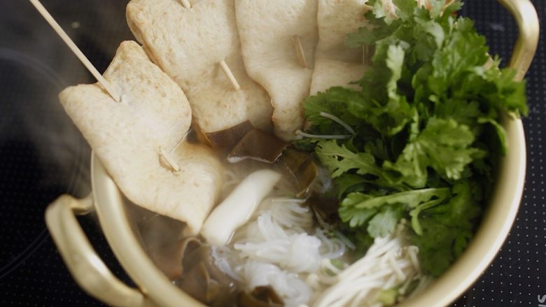 鱼饼年糕锅,把食材在锅里摆放好,倒入日式高汤,用<a style='color:red;display:inline-block;' href='/shicai/ 788'>生抽</a>和盐调味,煮熟。