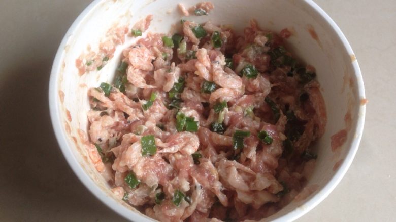 磷虾肉包,加入葱末拌匀,馅料就做好了