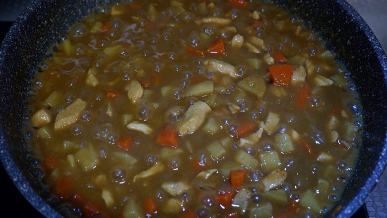 卡通餐—史努比咖喱鸡肉饭,最后打开锅盖,转大火收汁即可