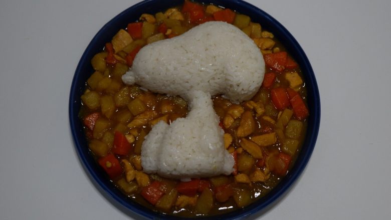 卡通餐—史努比咖喱鸡肉饭,扣在咖喱鸡肉中心,