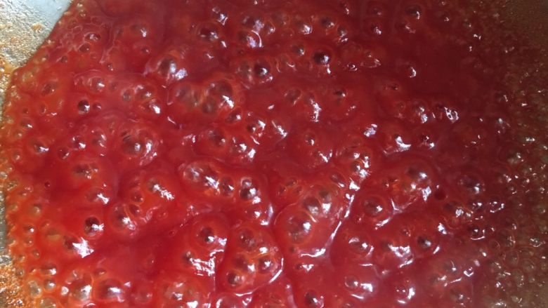 糖醋里脊,锅里倒入适量的<a style='color:red;display:inline-block;' href='/shicai/ 699'>番茄酱</a>、少许水、少许<a style='color:red;display:inline-block;' href='/shicai/ 10588'>糖</a>，煮到粘稠起泡（注意：根据肉的量控制酱汁的量，喜欢甜可以加多点<a style='color:red;display:inline-block;' href='/shicai/ 10588'>糖</a>，喜欢算就下多点<a style='color:red;display:inline-block;' href='/shicai/ 699'>番茄酱</a>）