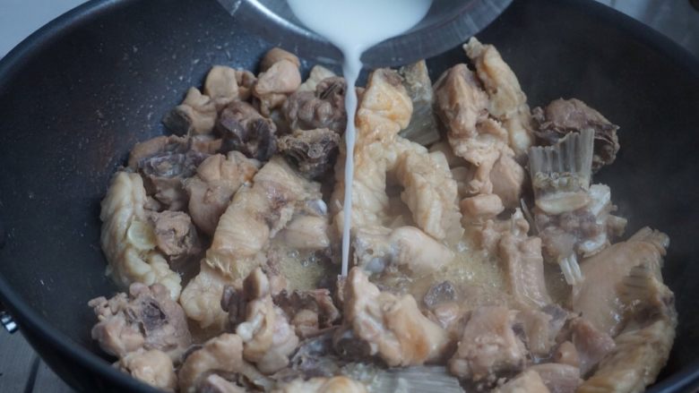 脆肉鲩鱼骨焖鸡,焖煮20分钟,最后用生粉勾芡收汁
