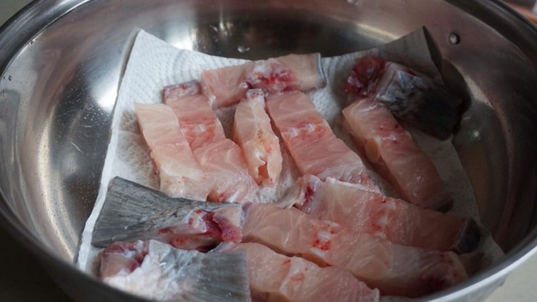 脆肉鲩鱼骨焖鸡,然后洗一下,再用厨房纸巾沥干水分