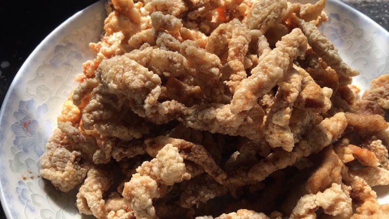 糖醋里脊,第一次炸好后捞出(颜色微黄),用同锅油再炸第二次(颜色呈金黄色),炸好后如图;