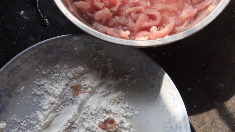 糖醋里脊,腌制好后，锅里倒入食用油，油热后把腌制的里脊肉条沾上生粉，放入锅里中小火炸到微黄即可捞出（注意：沾粉的时候肉最好别太<a style='color:red;display:inline-block;' href='/shicai/ 156925'>水</a>，这样是为了防止生粉变成<a style='color:red;display:inline-block;' href='/shicai/ 156925'>水</a>，炸的效果比较好）；