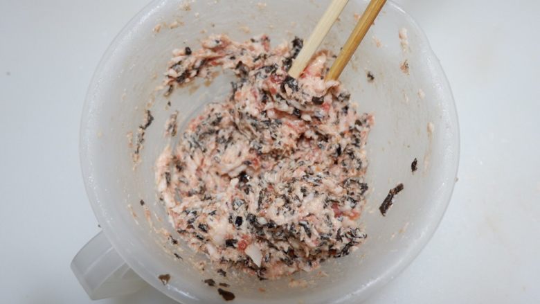 猪肉海苔鸡蛋卷,用筷子搅打至上劲,期间可以往里加少许清水。