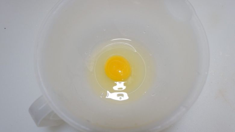 猪肉海苔鸡蛋卷,<a style='color:red;display:inline-block;' href='/shicai/ 9'>鸡蛋</a>打入碗中,