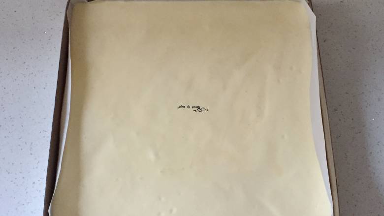 橙香蛋糕卷,倒入烤盘中刮平表面,震两下,送入烤箱,175度,20-25分钟,大概23分钟就可以,我的略久了一点点