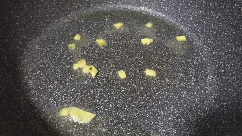 杂锦蔬菜煲,锅中倒入适量油,放入姜片
