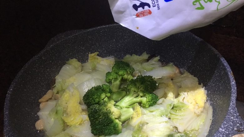 杂锦蔬菜煲,倒入少许盐,加入适量清水焖煮片刻