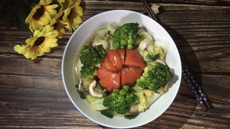杂锦蔬菜煲,<a style='color:red;display:inline-block;' href='/shicai/ 59'>番茄</a>绰水后,切小块摆盘即可