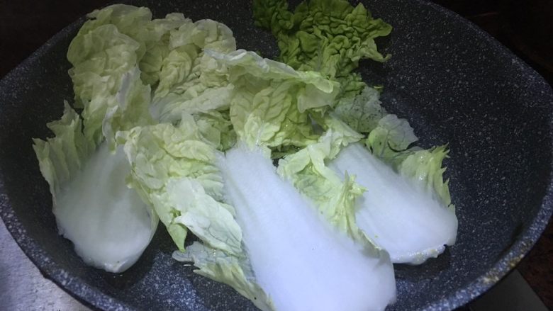杂锦蔬菜煲,锅中倒入适量清水,水开倒入白菜绰水