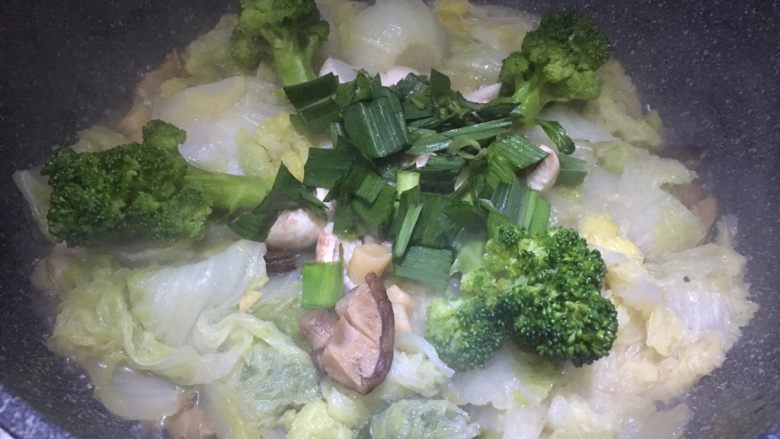 杂锦蔬菜煲,再放入蒜叶,焖一会即可出锅