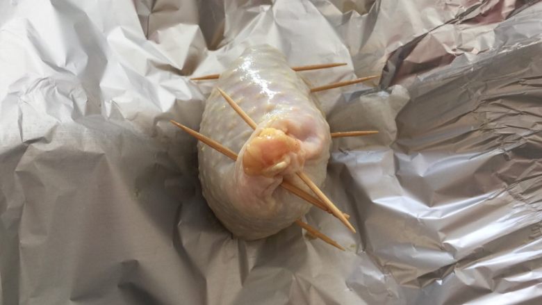 咖喱鸡腿包饭,然后取锡纸一张,将鸡腿饭放入锡纸中