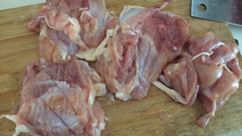 咖喱鸡腿包饭,然后切去多余的鸡肉,剩余的鸡肉翻面用到剁碎,力度不要过大,以免把鸡皮剁烂了