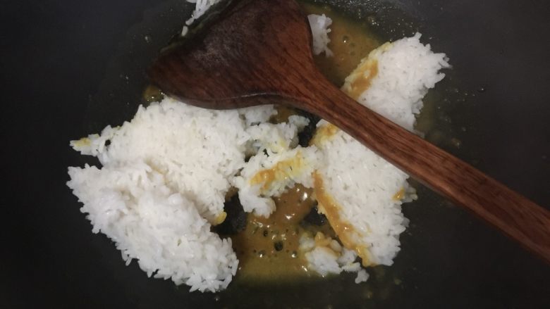 咖喱鸡腿包饭,锅里放入一块咖喱块,加入适量开水煮至咖喱融化,放入米饭