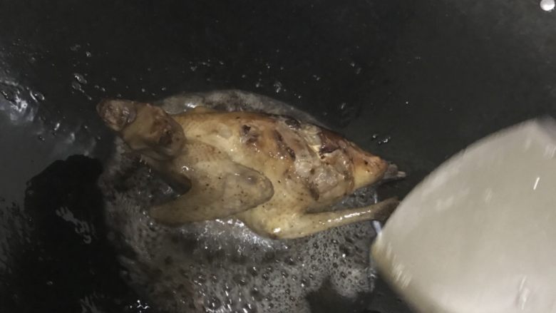 红烧乳鸽,锅铲淋油,翻下