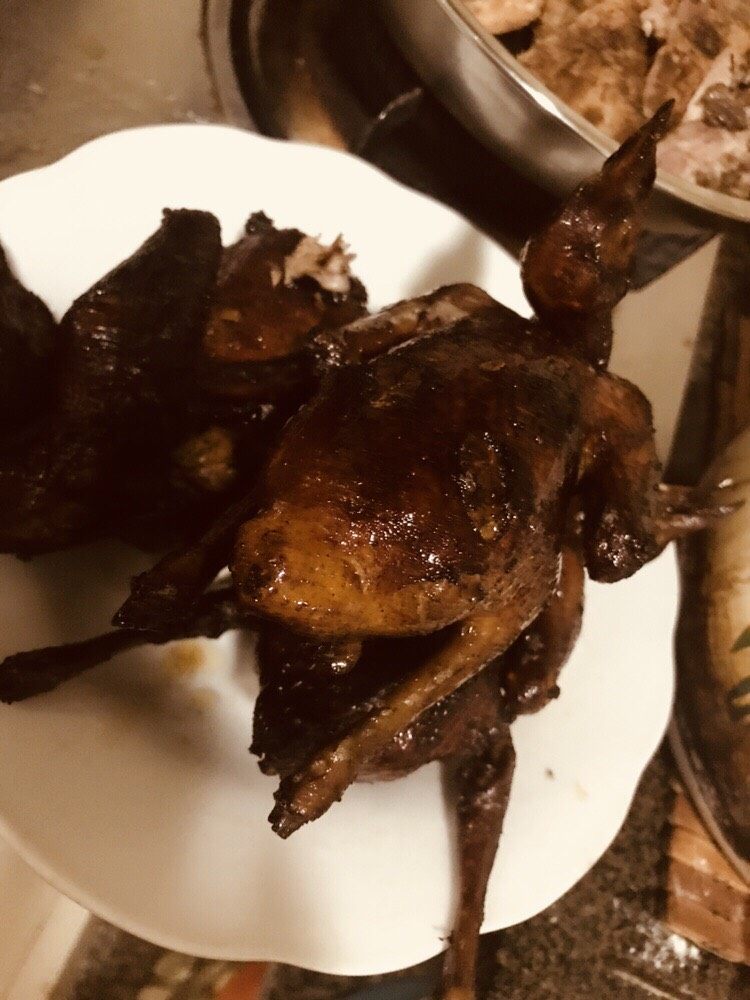 红烧乳鸽,由于我没有凉干弄,所以有点点影响,不过好美味