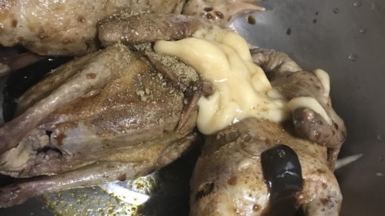 红烧乳鸽,油除外将所有调料一起然后用手摸均匀,或者调好所有调料再放<a style='color:red;display:inline-block;' href='/shicai/ 5269'>乳鸽</a>腌半小时,再弄起来凉半个钟