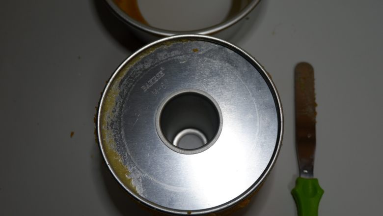 奶油奶酪戚风蛋糕,晾凉后用刮刀在内圈和外圈分别划一圈,脱模即可。