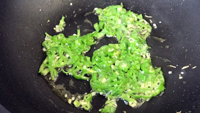西红柿鸡蛋打卤面,葱花和青椒一起下锅,青椒过油后,就没什么辣味儿了,因为宝宝也要吃;