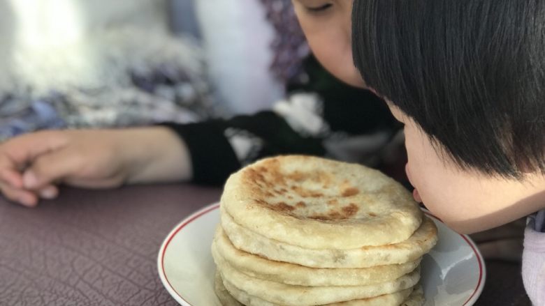 发面芝麻糖饼,孩子们等不及拍照就要吃啦!