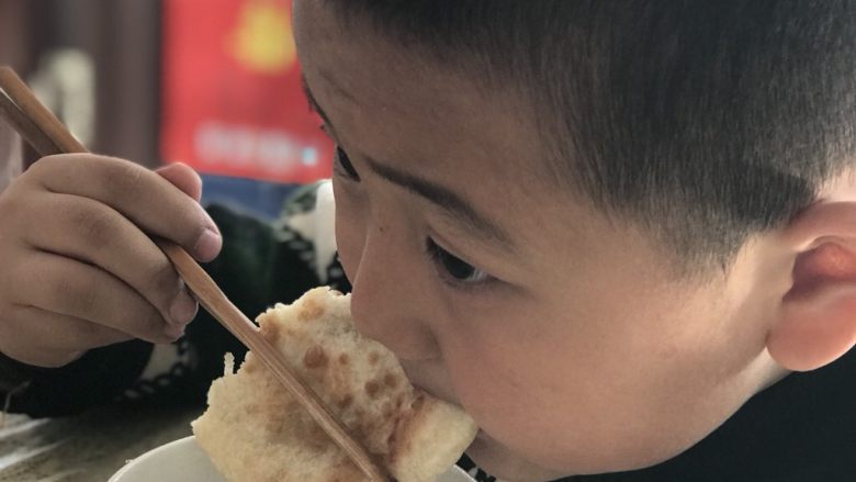 发面芝麻糖饼,拍照时间儿子已经吃了半张饼了。