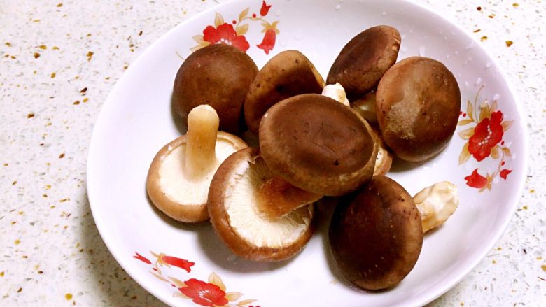 四色饺子,<a style='color:red;display:inline-block;' href='/shicai/ 230'>香菇</a>洗净,去掉蒂上的黑色物质