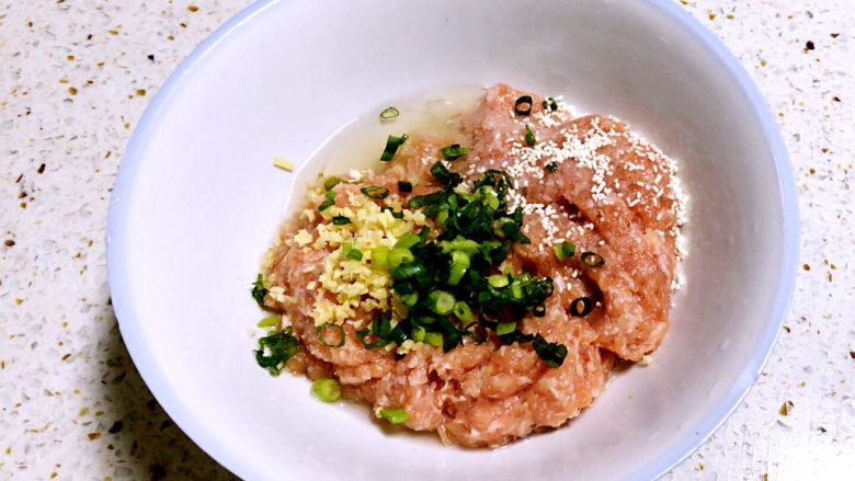 四色饺子,肉馅加入鸡蛋清,便于凝固