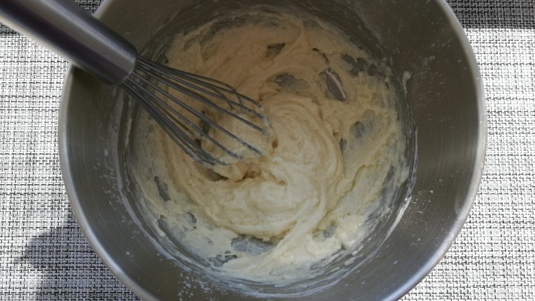 肉松蛋糕卷,2. 筛入低筋粉,混合均匀