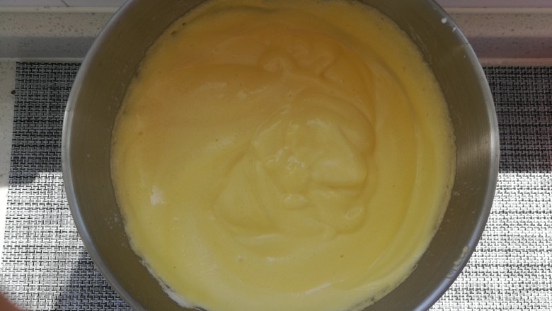 肉松蛋糕卷,5. 取三分之一蛋白与蛋黄糊混合均匀,没有手法要求,混合均匀即可,不用担心消泡