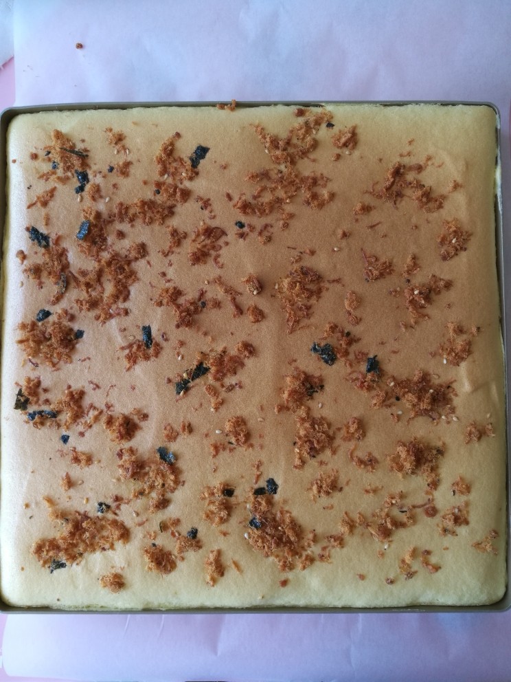肉松蛋糕卷,9. 烤箱预热155度,烤30分钟,出炉稍微放凉