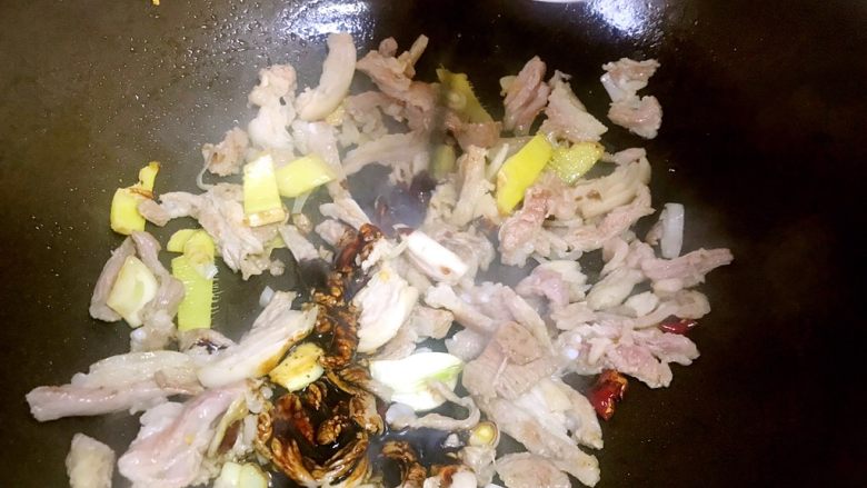 蒜苗炒羊肉,加入料汁,继续翻炒