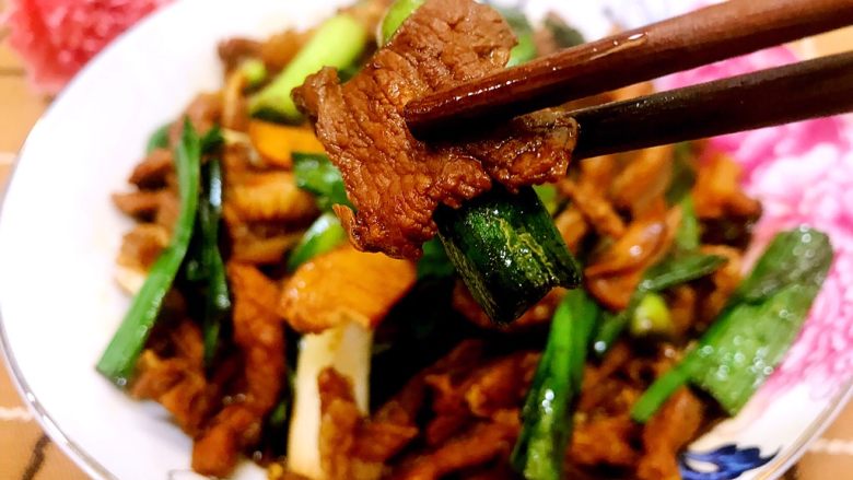 蒜苗炒羊肉,来尝一块吧,味道棒棒哒😊
