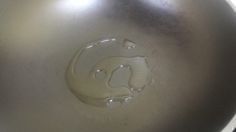 蒜苗炒羊肉,起油锅,放入适量玉米油