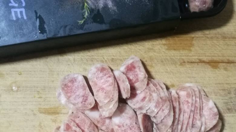 香肠蒜蓉西兰花,香肠我是放的软冷冻,拿出来直接切薄片,大蒜去皮切碎备用。