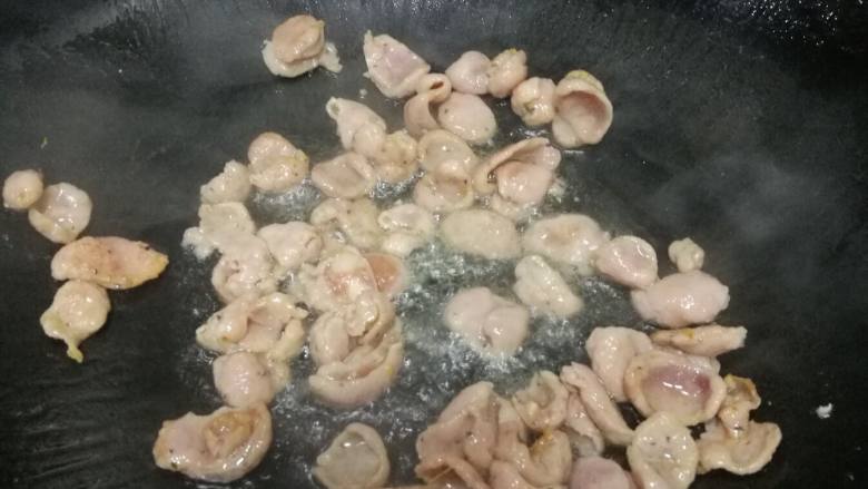 香肠蒜蓉西兰花,油八成热后加入香肠,煸炒至变色。