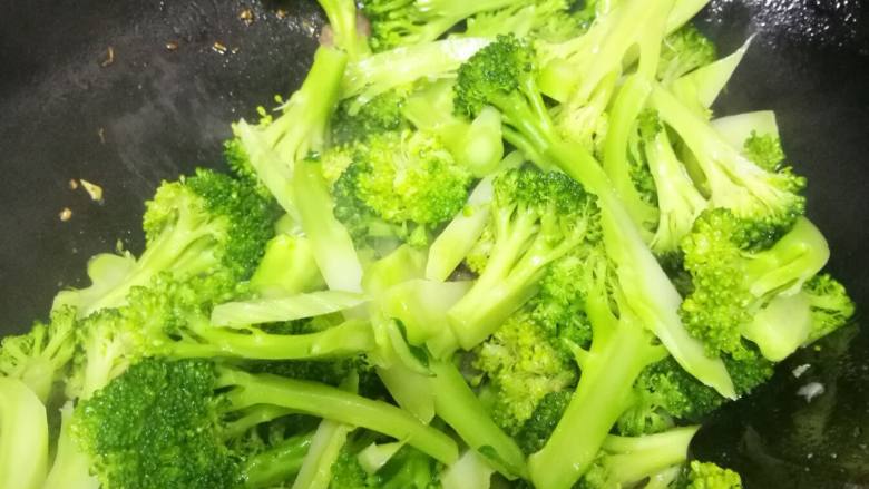 香肠蒜蓉西兰花,加入焯熟的西兰花翻炒(西兰花是焯熟的,不用炒很久)。