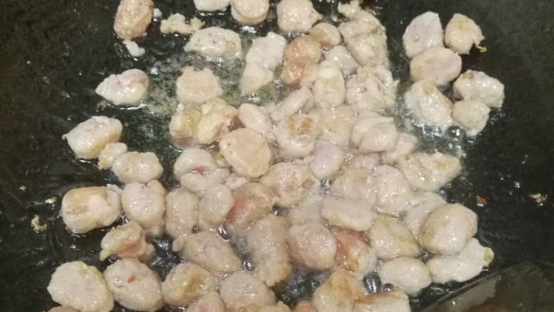 香肠香菇烧麦,差不多糯米饭煮好了,在炒锅里倒入适量的食用油,油热后放入香肠炒熟至变色。