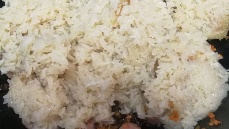 香肠香菇烧麦,加入煮熟的糯米饭翻炒均匀,这个时候可以关火了。