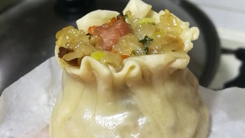 香肠香菇烧麦,做好的烧卖冷水入锅,开大火隔水蒸,蒸锅内水开后改小火,再蒸3分钟。因为里面馅料是熟的,我们只要把烧卖皮蒸透就可以了。