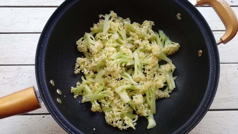 干煸花菜,锅加油烧热,下入花菜大火炒去水分,再用中小火炒至断生