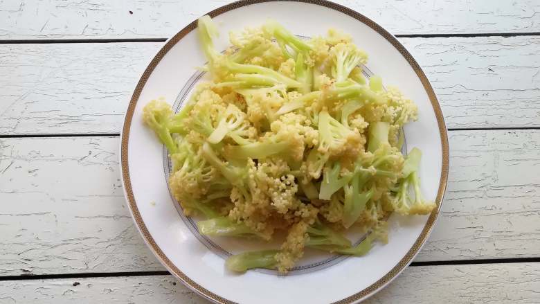 干煸花菜,将花菜盛出待用