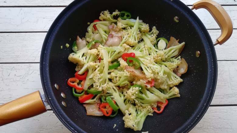 干煸花菜,下入炒好的花菜,翻炒均匀