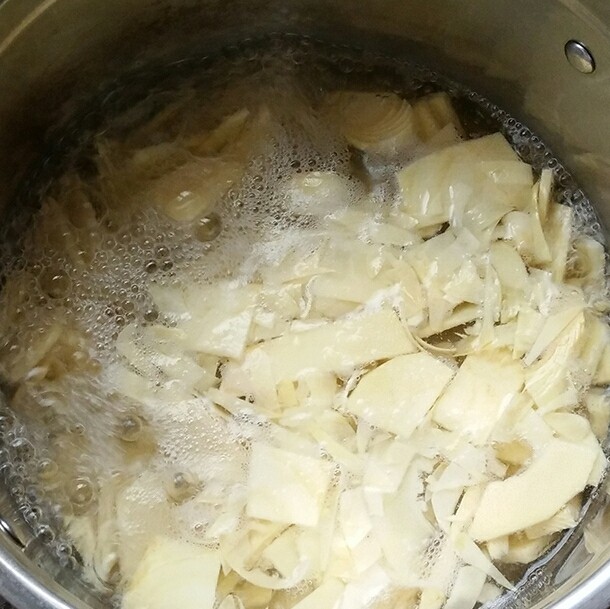 锅巴肉片(鸡胸肉版),将切好的鲜春笋片去开水焯5分钟左右,焯水的目的一是能够去除涩味,二是能够去除一部分草酸。