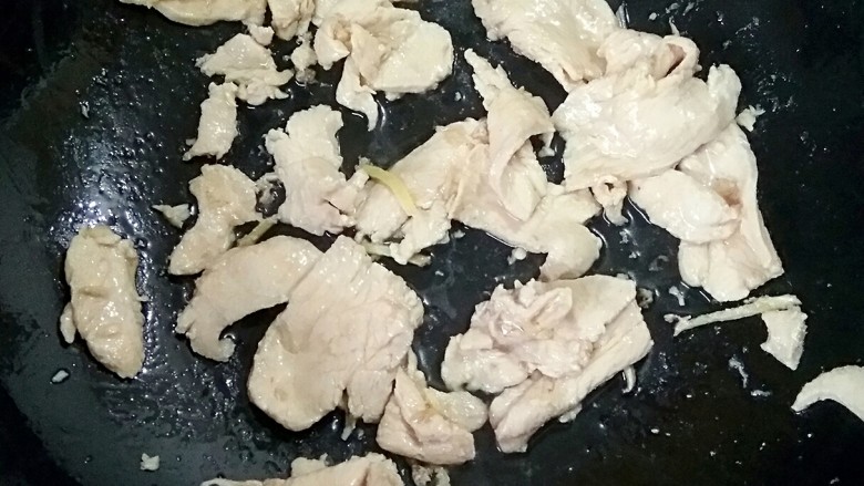 锅巴肉片(鸡胸肉版),迅速翻炒至鸡肉变白时盛出备用。