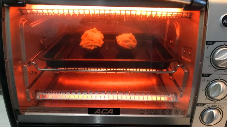 牛油果焗虾仁,把烤盘放入预热好的烤箱里,上下火200W,烤10分钟左右,沙拉酱上色即可