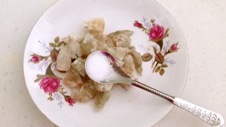 牛油果焗虾仁,加入1克精盐,调匀后腌制5分钟