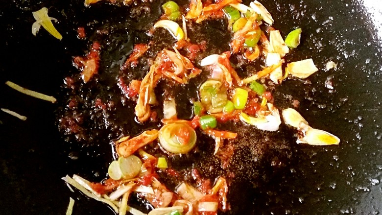 锅巴肉片(鸡胸肉版),翻炒至出红油。